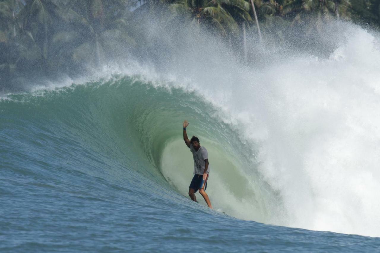 ホテル Oseda Nias Surf House Hilibotodane エクステリア 写真